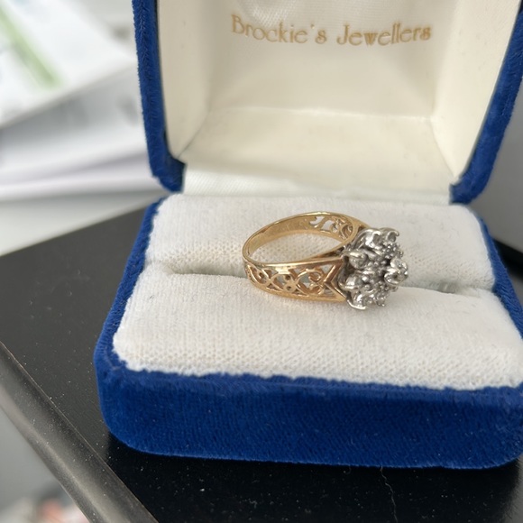 16 diamonds surrounding one a bigger, don’t know the karat, 10k gold - Picture 2 of 4